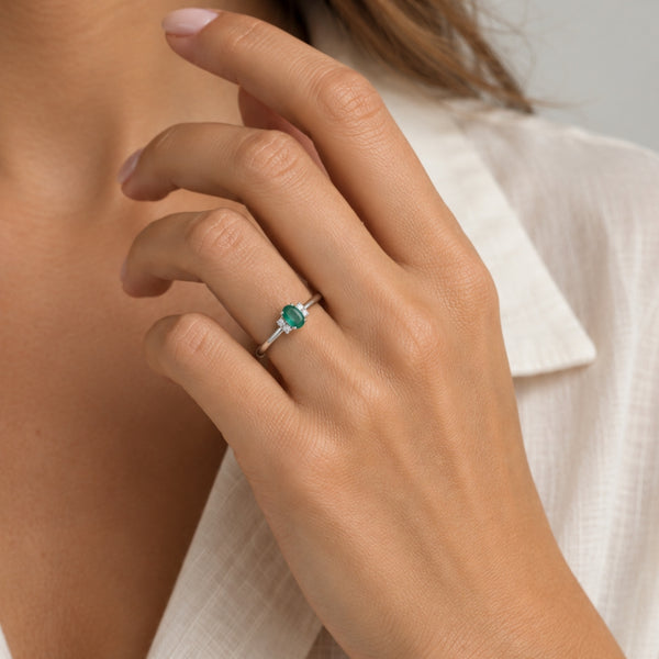 ANILLO ESMERALDA OVAL CON DIAMANTES EN LINEA