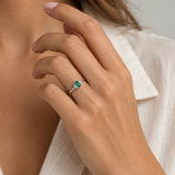 ANILLO ESMERALDA OVAL CON DIAMANTES EN LINEA