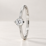 ANILLO SOLITARIO CON GARRAS TRIANGULARES