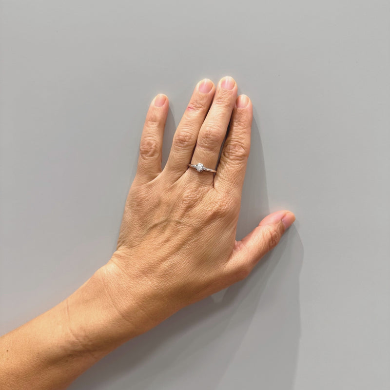 ANILLO SOLITARIO CIRCULO CON DIAMANTE 0.15 QUILATES ALOISIA