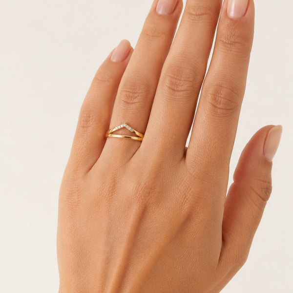 Double peak-shaped ring with cubic zirconia stones