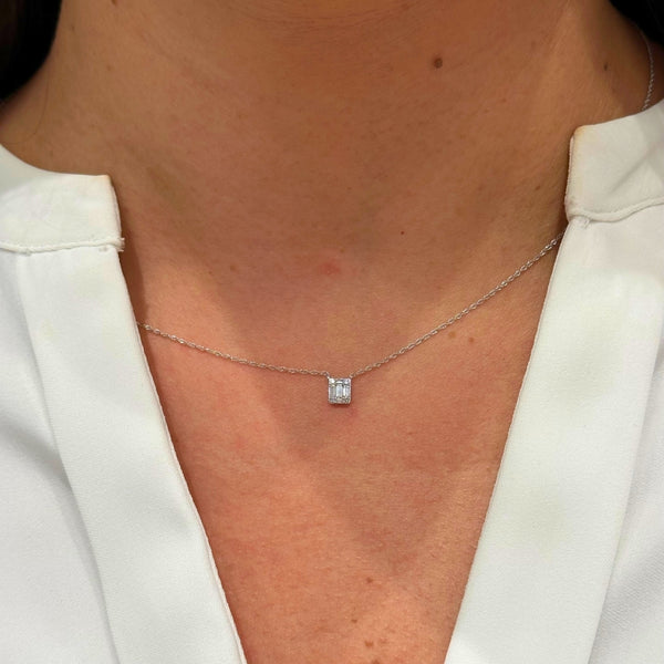 COLGANTE CON DIAMANTES STELA