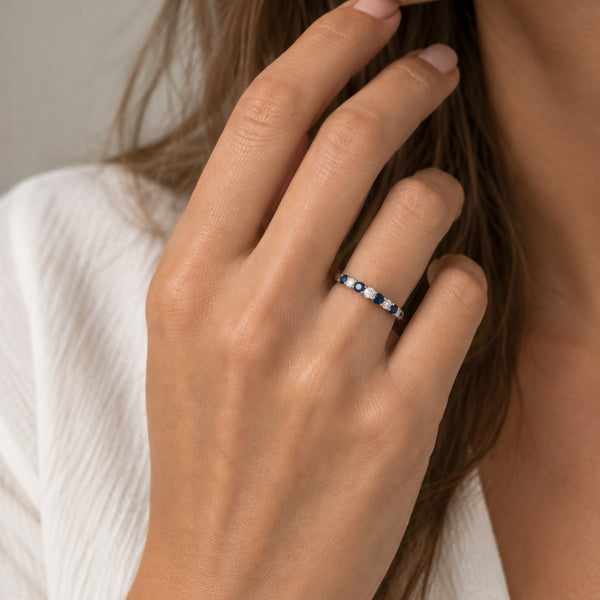 ANILLO MEDIA ALIANZA CARRIL ZAFIROS 3MM Y DIAMANTES