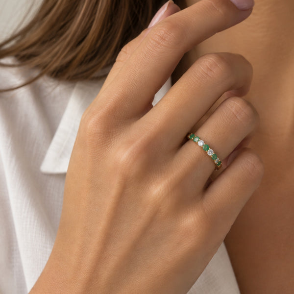ANILLO MEDIA ALIANZA CARRIL ESMERALDAS 3MM Y DIAMANTES