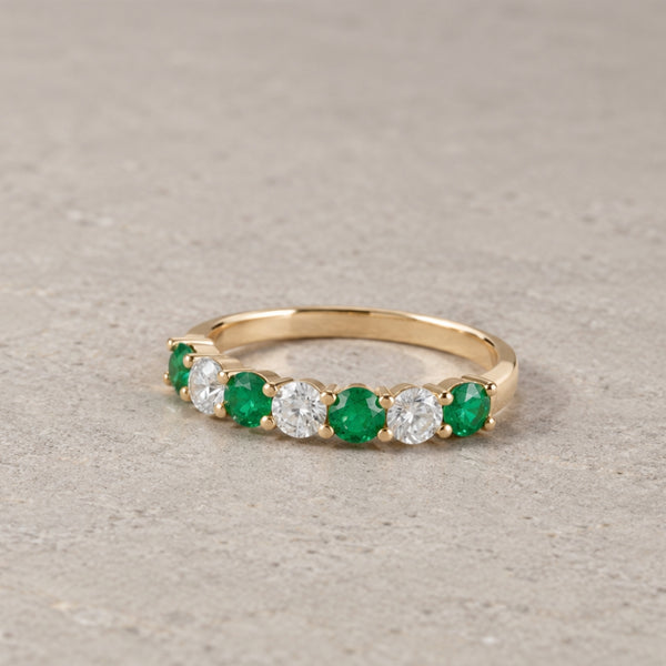 ANILLO MEDIA ALIANZA CARRIL ESMERALDAS 3MM Y DIAMANTES