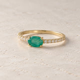ANILLO ESMERALDA OVAL HORIZONTAL Y DIAMANTES