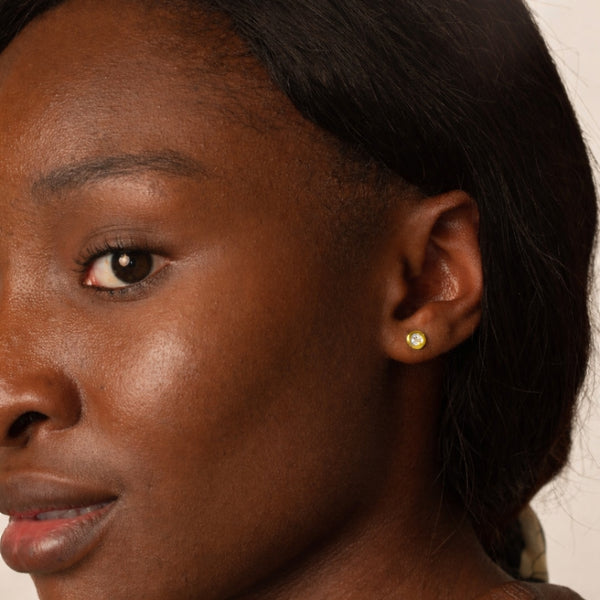 PENDIENTES CON DIAMANTE CHATON 0.20 QUILATES PUNTO DE LUZ