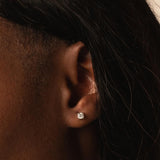 PENDIENTES CON DIAMANTE GARRAS 0.30 QUILATES PUNTO DE LUZ