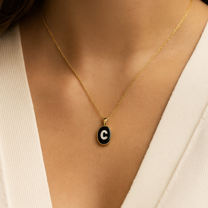 COLGANTE OVAL INICIAL CON DIAMANTES Y ONIX