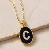 COLGANTE OVAL INICIAL CON DIAMANTES Y ONIX