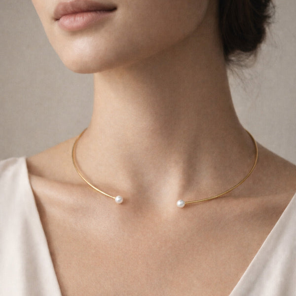 COLAR SEMIRRÍGIDO COM PÉROLAS ELMINA