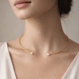 COLAR SEMIRRÍGIDO COM PÉROLAS ELMINA