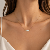 COLAR DE BARRA CURVA COM 5 DIAMANTES NATURAIS