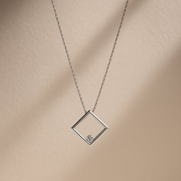 COLGANTE ROMBO CON DIAMANTE GAMELA