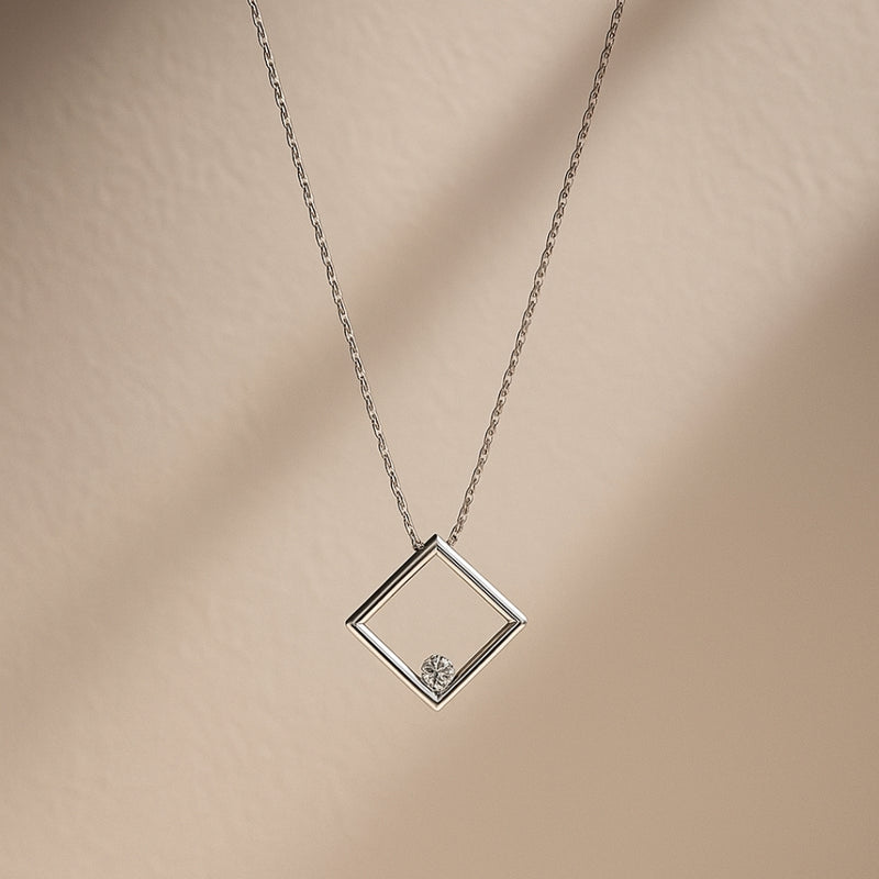 COLGANTE ROMBO CON DIAMANTE GAMELA