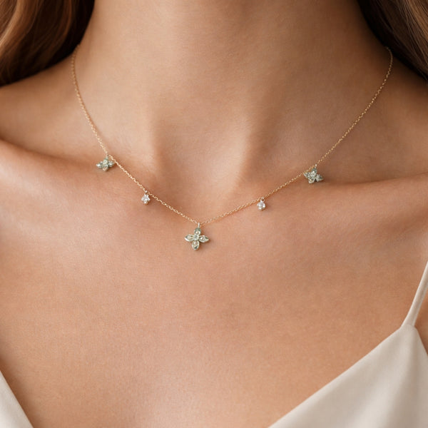 COLLAR CON FLORES Y DIAMANTES SADE