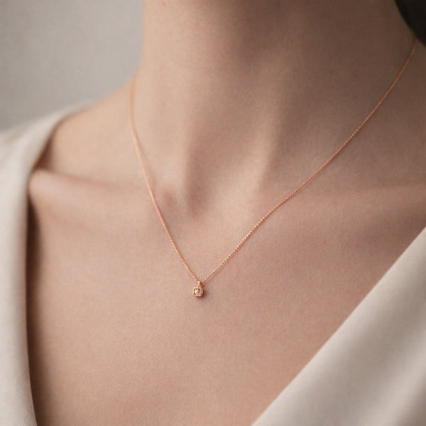 COLGANTE CUADRADO CON DIAMANTE MOLLIE