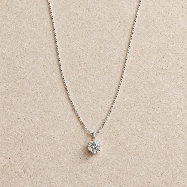 COLGANTE CON DIAMANTE SEIS GARRAS 0.30 QUILATES PUNTO DE LUZ