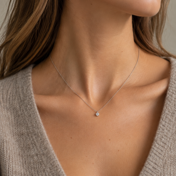 COLGANTE CON DIAMANTE SEIS GARRAS 0.30 QUILATES PUNTO DE LUZ