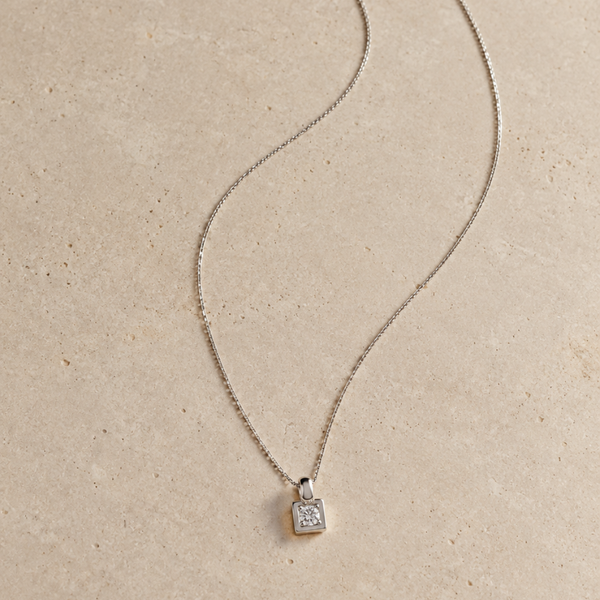 COLGANTE DIAMANTE BRILLANTE EN MARCO CUADRADO