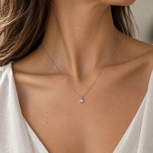 COLGANTE DIAMANTE BRILLANTE EN MARCO CUADRADO