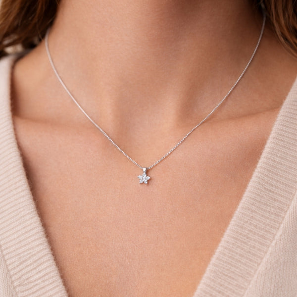 COLGANTE ESTRELLA CON DIAMANTES ODELIA