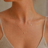 COLAR COM BARRA E DIAMANTE EM CHATON