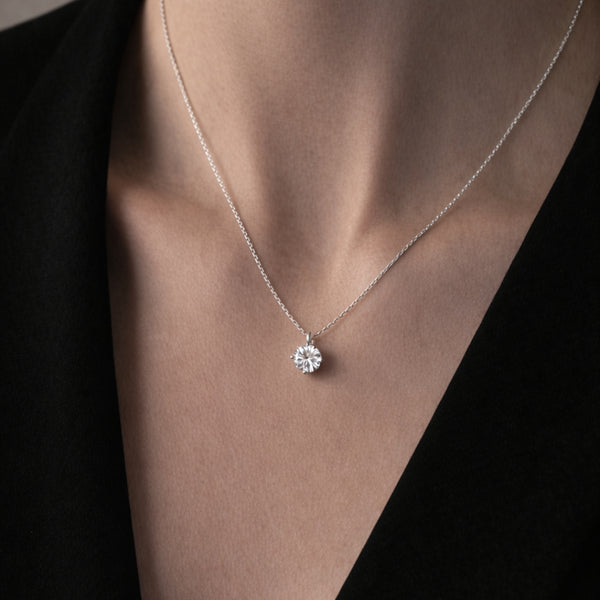 COLGANTE CON DIAMANTE GARRAS ROMBO 0.30 QUILATES PUNTO DE LUZ CERTIFICADO IGI