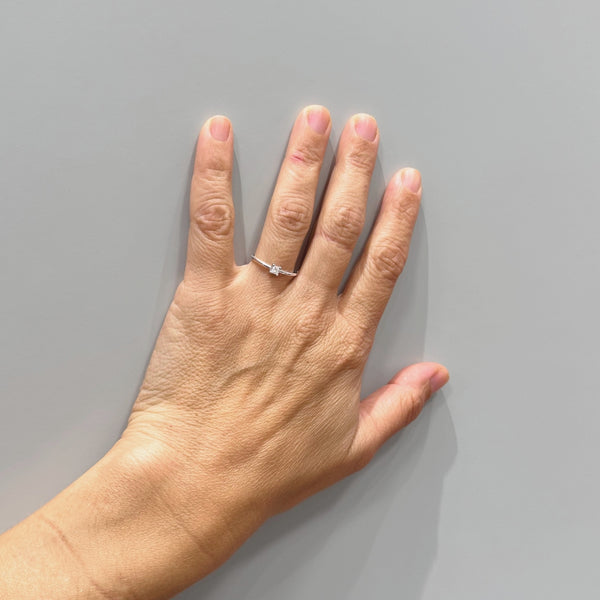 ANILLO SOLITARIO CUATRO GARRAS CON DIAMANTE TALLA PRINCESA 0.13 QUILATES ELIANA