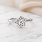 ANEL DE FLOR ONDULADA COM DIAMANTES
