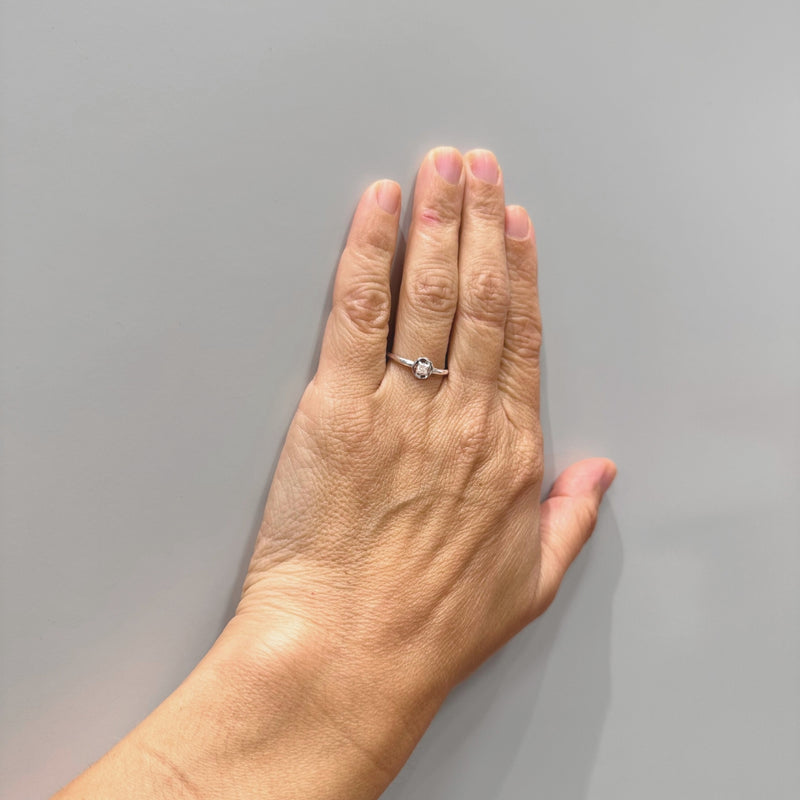ANILLO SOLITARIO CIRCULO CON DIAMANTE 0.11 QUILATES ALOISIA