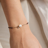PULSEIRA MACRAMÉ CASTANHA COM CORRENTE, DIAMANTE E PÉROLA