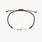 PULSEIRA MACRAMÉ CASTANHA COM CORRENTE, DIAMANTE E PÉROLA