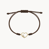 Pulseira macramé castanha com coração e diamantes