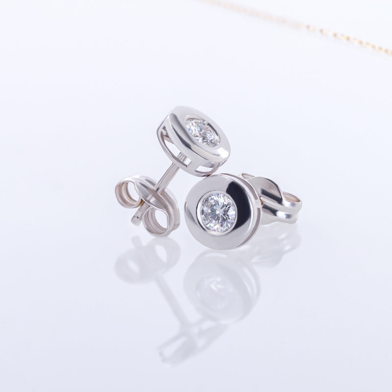 PENDIENTES CON DIAMANTE CHATON 0.16 QUILATES ASYA