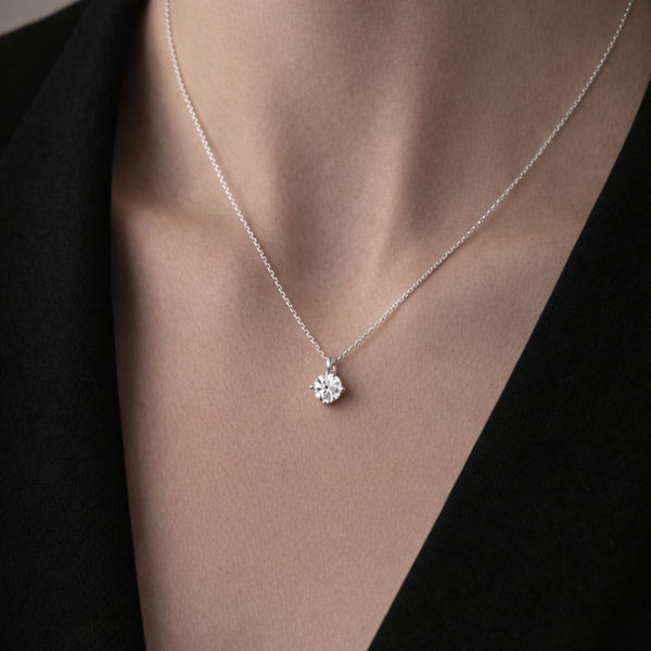 COLGANTE CON DIAMANTE GARRAS ROMBO 0.40 QUILATES PUNTO DE LUZ CERTIFICADO IGI