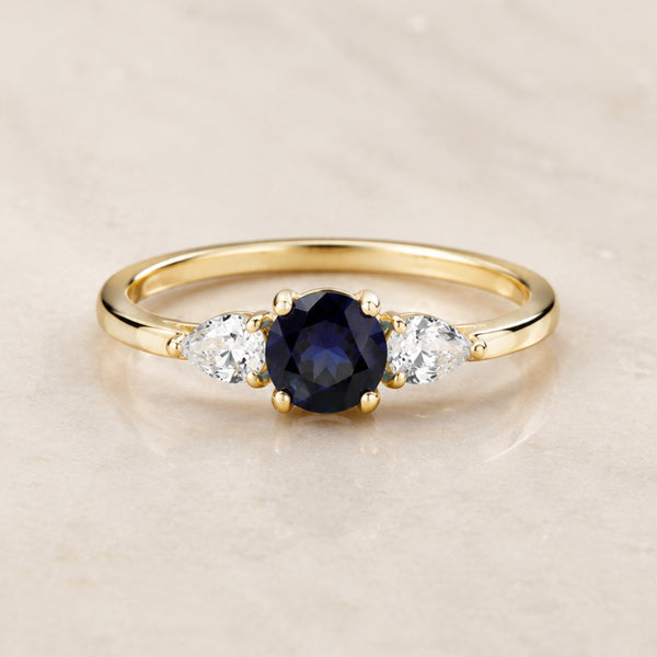 Anel de safira com diamantes criados em corte pêra
