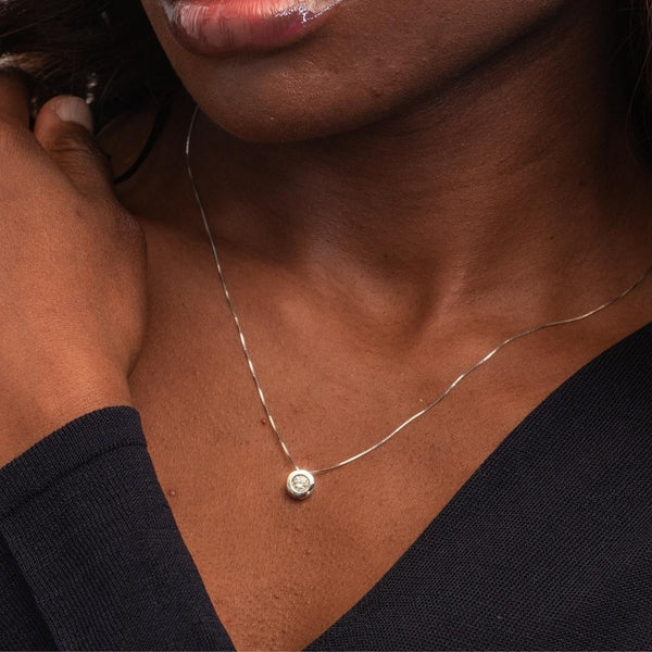 COLGANTE DIAMANTE CHATON 0.20 QUILATES PUNTO DE LUZ