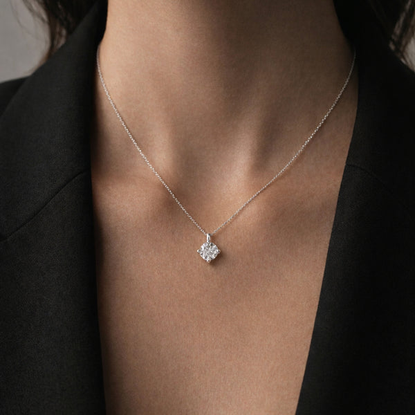 COLGANTE CON DIAMANTE GARRAS ROMBO 0.50 QUILATES PUNTO DE LUZ CERTIFICADO IGI