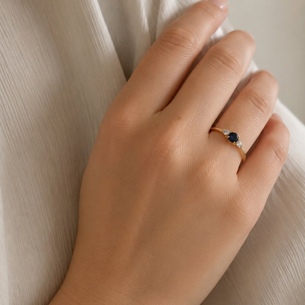 Anel de safira com diamantes criados em corte pêra