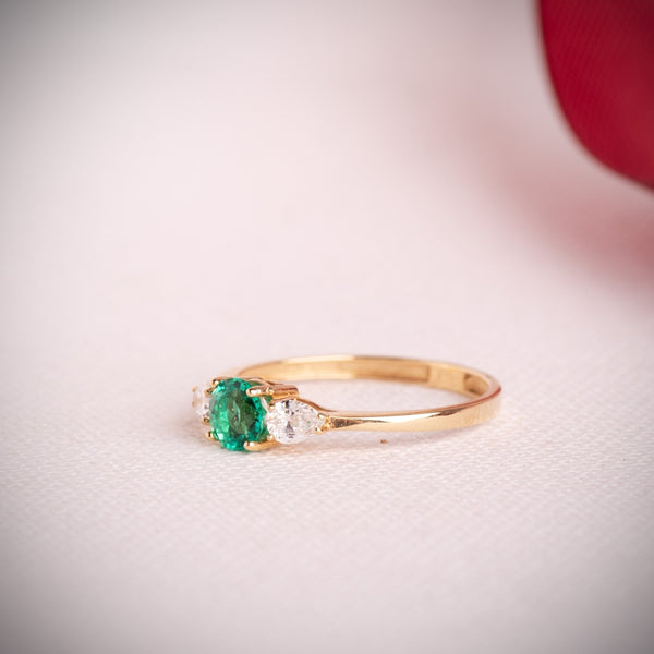 ANEL DE ESMERALDA COM DIAMANTES CRIADOS EM CORTE PÊRA