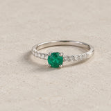 ANILLO ESMERALDA CON PAVE DE DIAMANTES