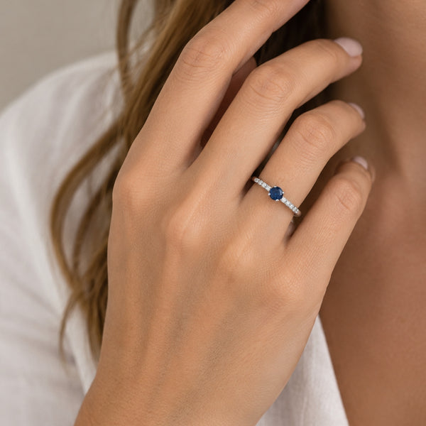 ANILLO ZAFIRO CON PAVE DE DIAMANTES