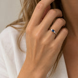 ANILLO ZAFIRO EN GARRAS CON DIAMANTES A LOS LADOS