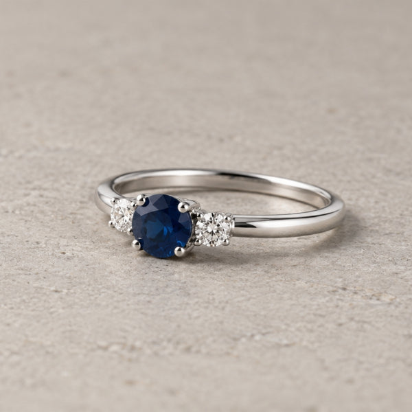 ANILLO ZAFIRO EN GARRAS CON DIAMANTES A LOS LADOS