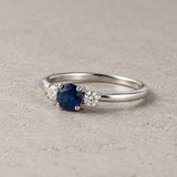 ANILLO ZAFIRO EN GARRAS CON DIAMANTES A LOS LADOS