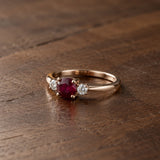 ANILLO RUBI EN GARRAS CON DIAMANTES A LOS LADOS