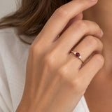 ANILLO RUBI EN GARRAS CON DIAMANTES A LOS LADOS