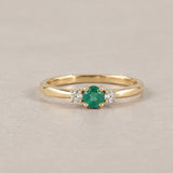 ANILLO ESMERALDA EN GARRAS CON DIAMANTES A LOS LADOS