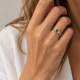 ANILLO ESMERALDA EN GARRAS CON DIAMANTES A LOS LADOS
